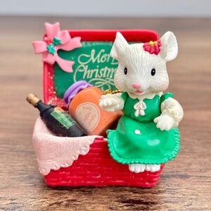 VINTAGE Lustre Fame Ornament Christmas Mouse Sitting Gift Basket Red Green 1995
